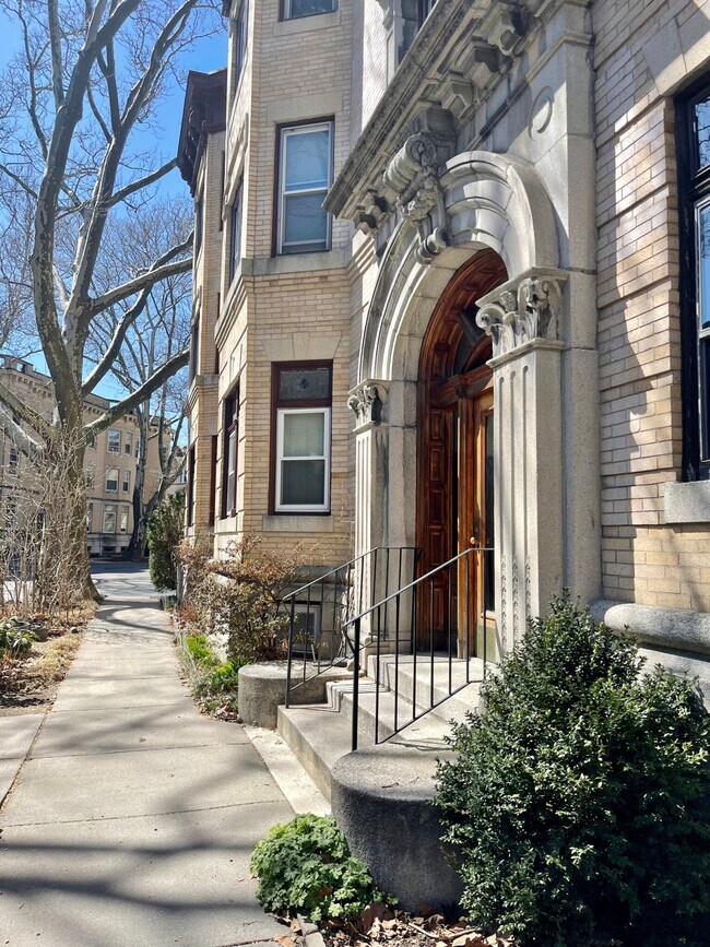 Building Photo - 25 Parkman St