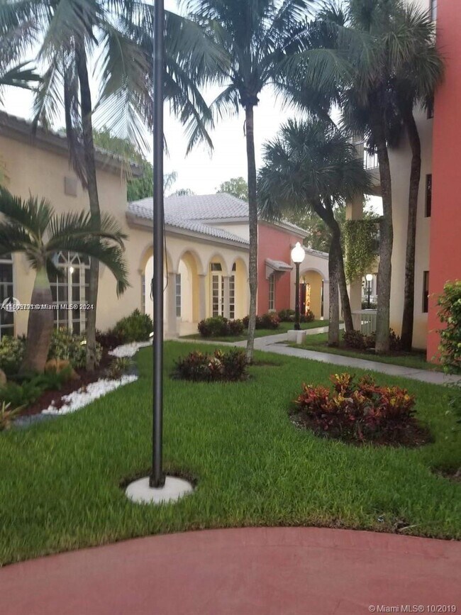 Foto del edificio - 8215 Lake Dr
