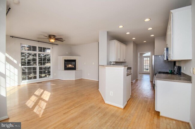 Foto del edificio - 6450 Waterfield Rd