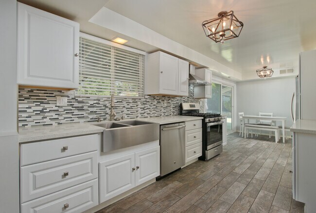 Kitchen - 16737 Pineridge Dr