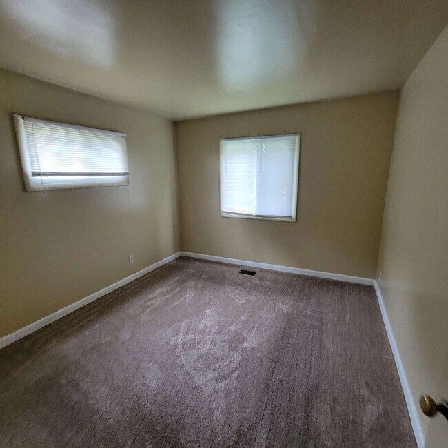 Building Photo - Eastside 3 Bedroom