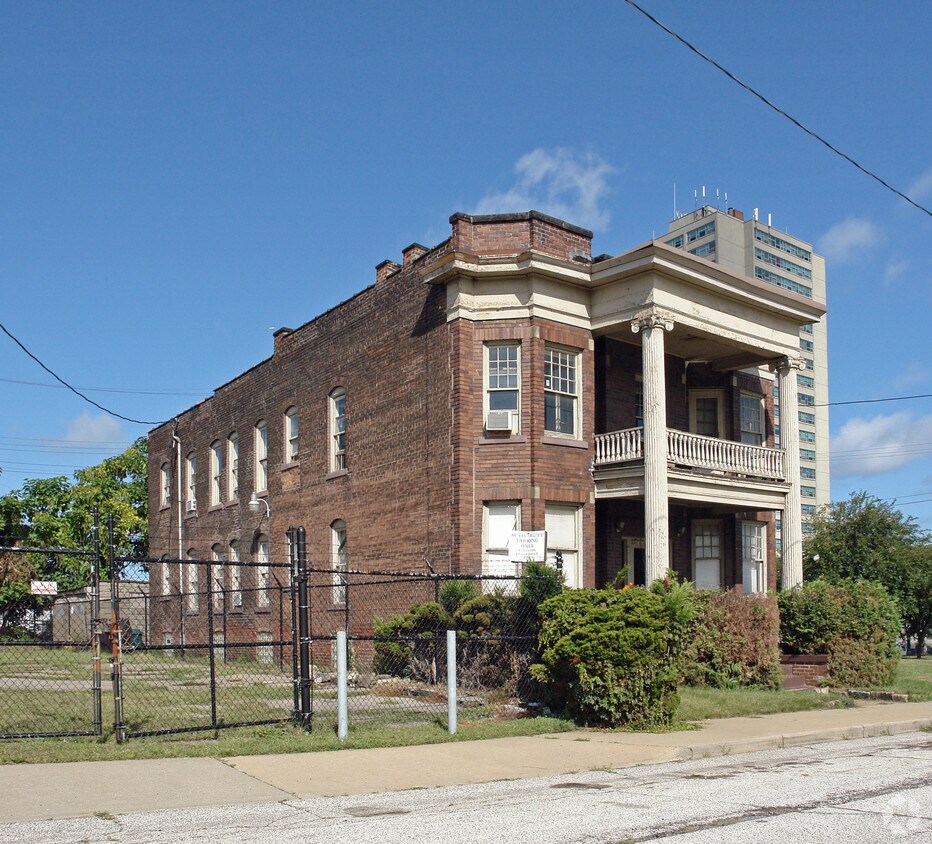 Building Photo - 1910 E 57th St