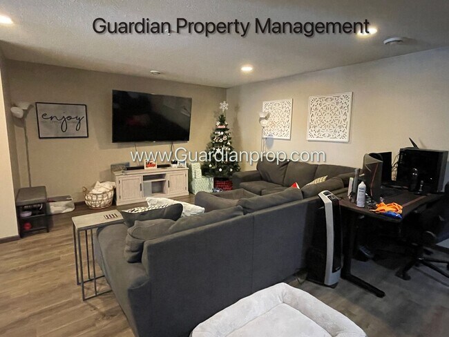 Foto del edificio - Lakeville 2 Bedroom Town Home, 2 Car Garage, 2.5 Baths, Washer/Dryer, Available April