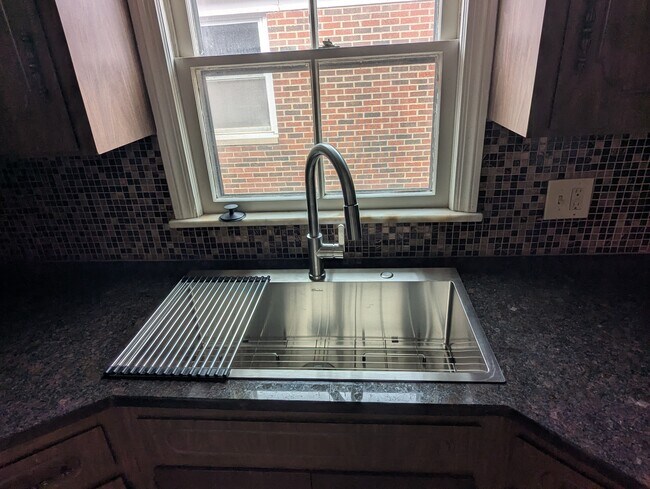Foto del edificio - 13570 Cedar Rd