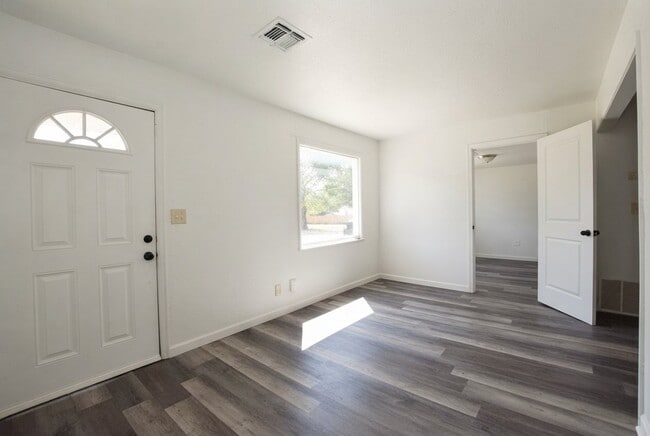 Building Photo - 4405 SE 40th St