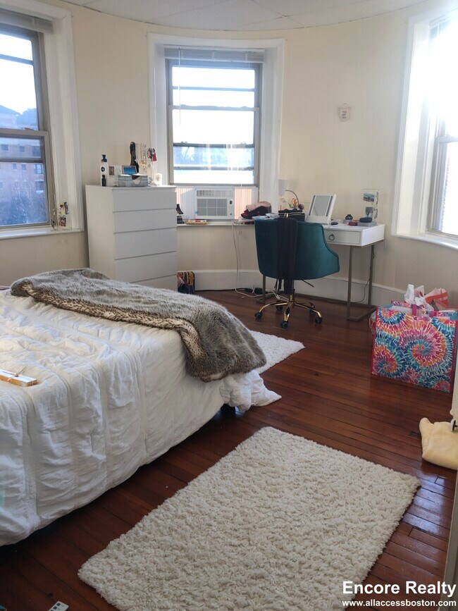 Foto del edificio - 879 Beacon St