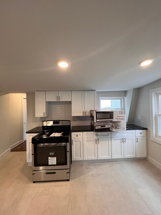 158 Summit Ave 3R - 155 Summit Ave