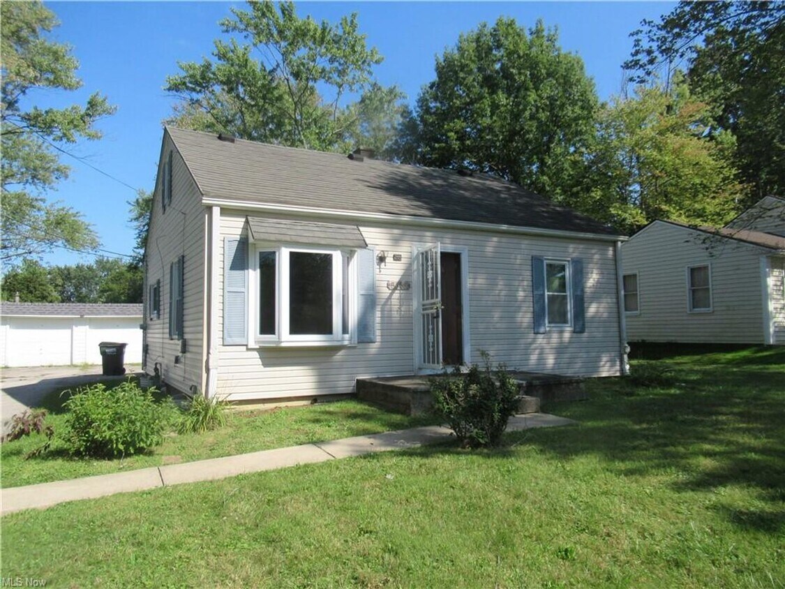 Primary Photo - 5655 Columbia Dr