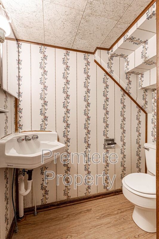 Building Photo - 108 S Hardy Ave