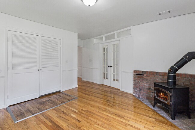 Building Photo - 6107 W River Dr NE