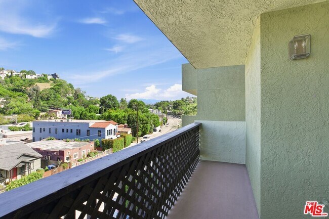 Foto del edificio - 2018 Griffith Park Blvd