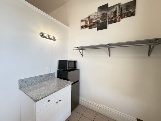 Building Photo - Fully Furnished Studio!