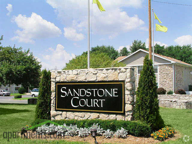 Entrada - The Court at Sandstone Apartments