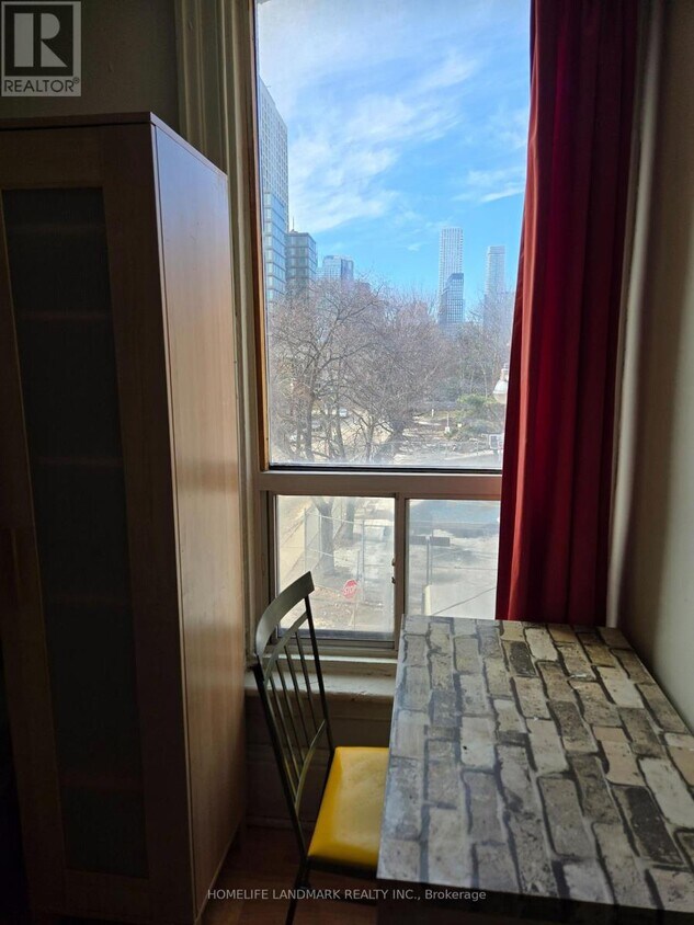 Photo du bâtiment - 310 Queen St E