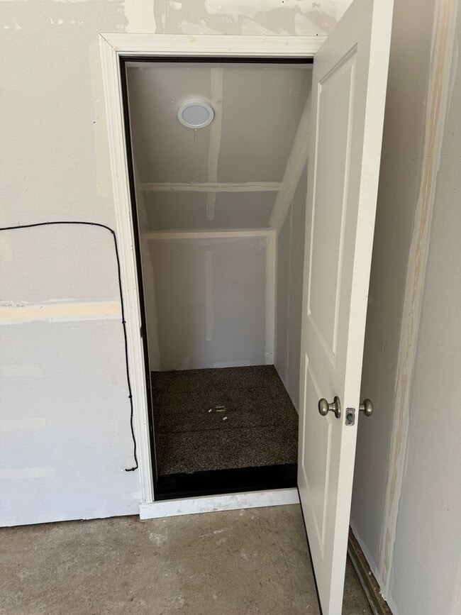 Building Photo - Quiet 3 bedroom/2.5 bathroom duplex!