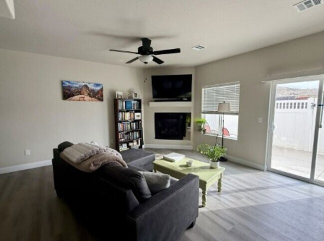 Foto del edificio - Beautiful 3 Bed/2.5 Bath Townhome For Rent!