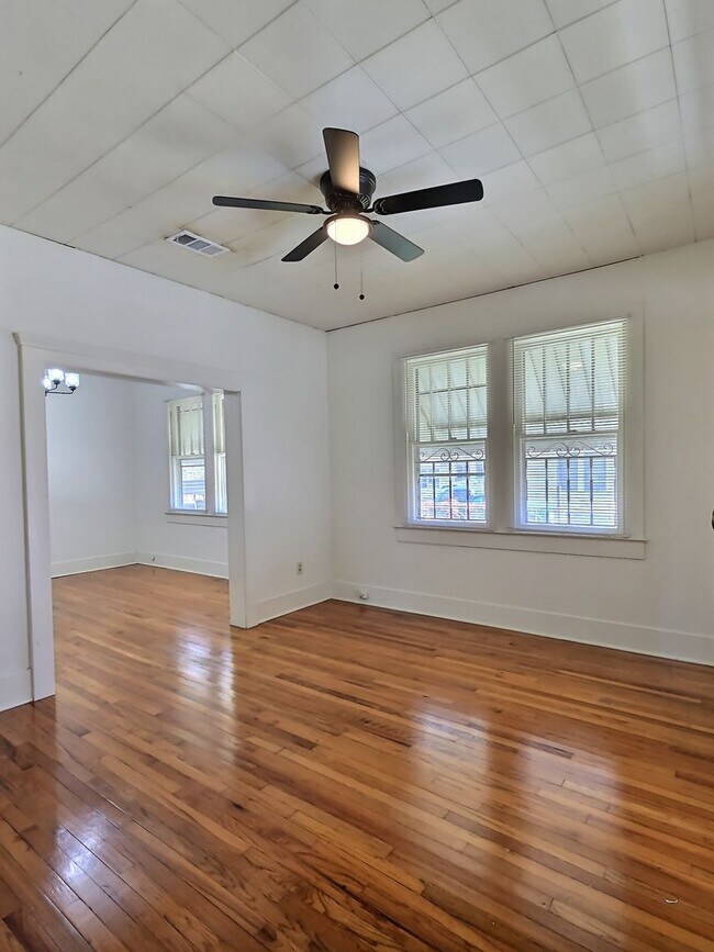 Foto del edificio - Three Bedroom Home with a Spacious Backyard