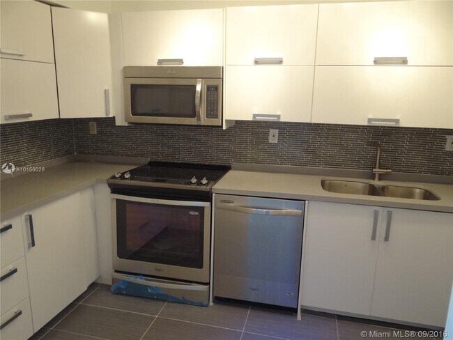 Building Photo - 3701 N Country Club Dr