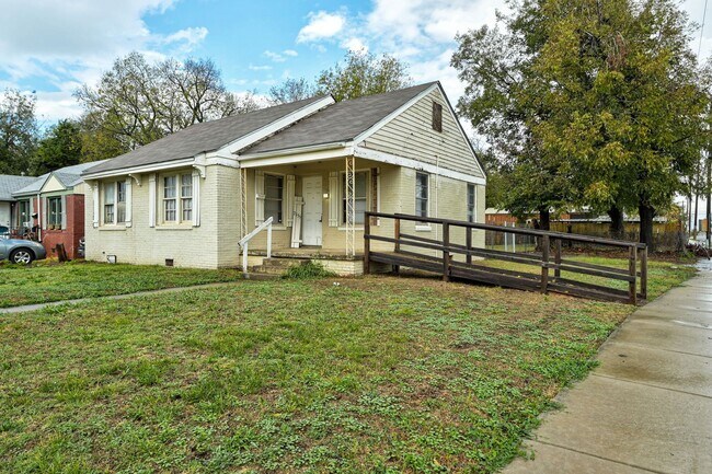 Building Photo - Cozy 2BD/1BTH Home Move In Ready Minutes f...
