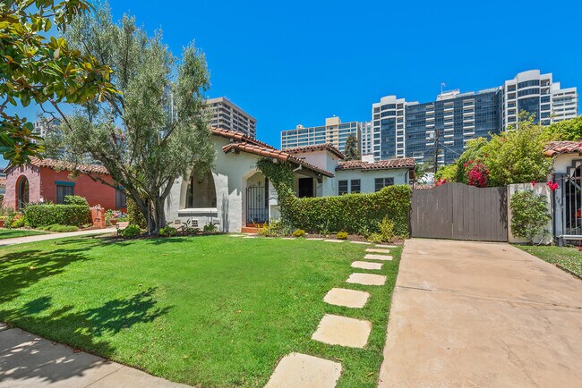 Foto del edificio - 10733 Wellworth Ave