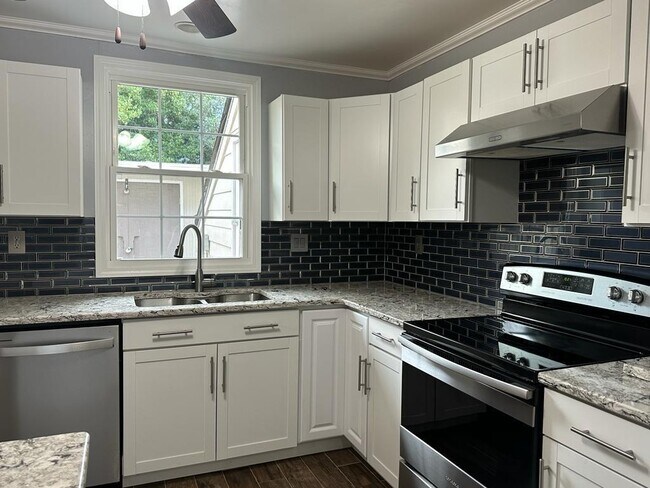 Foto del edificio - 1955 Indian Trail Lilburn Rd NW