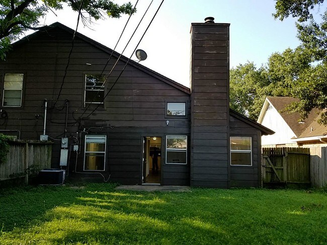 Foto del edificio - 5810 Golden Forest Dr