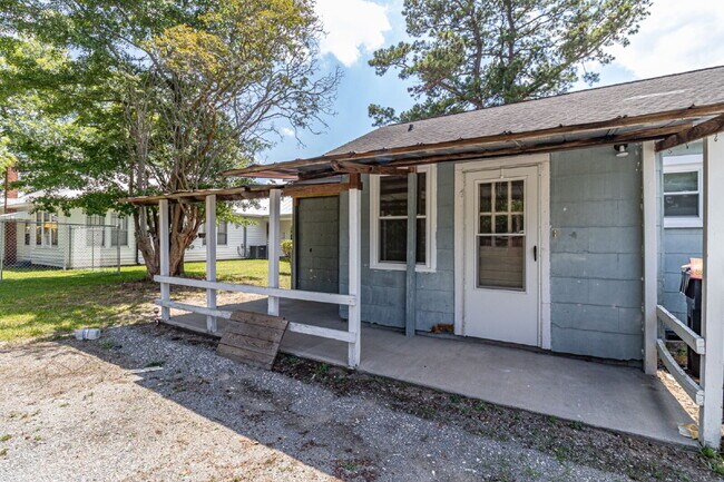 Building Photo - Spacious & Charming Home in Goldsboro - Excellent Wayne Memorial Drive Location!