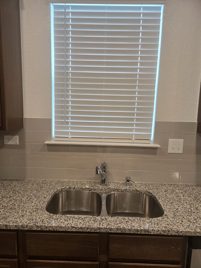 Foto del edificio - 7510 Fishbowl Ln