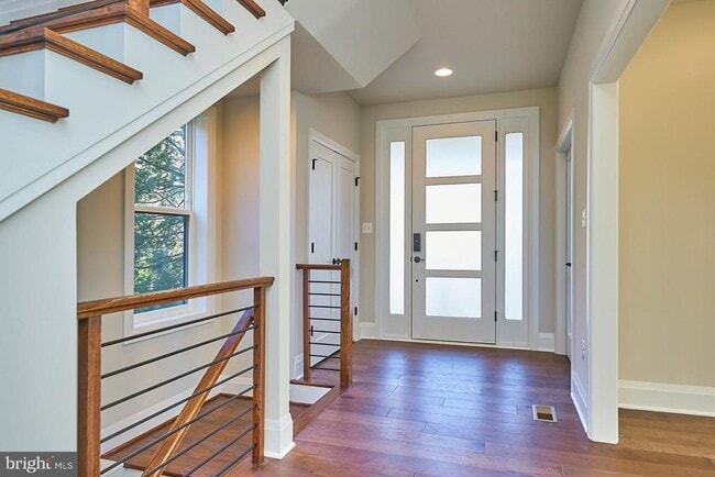 Foto del edificio - 6845 Churchill Rd