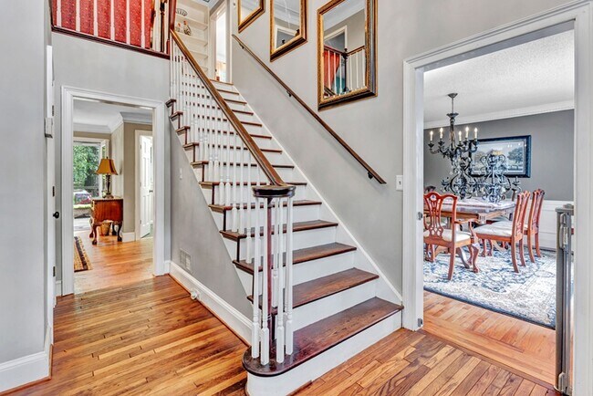 Frente del vestíbulo. - 4250 Edgewater Ct NW