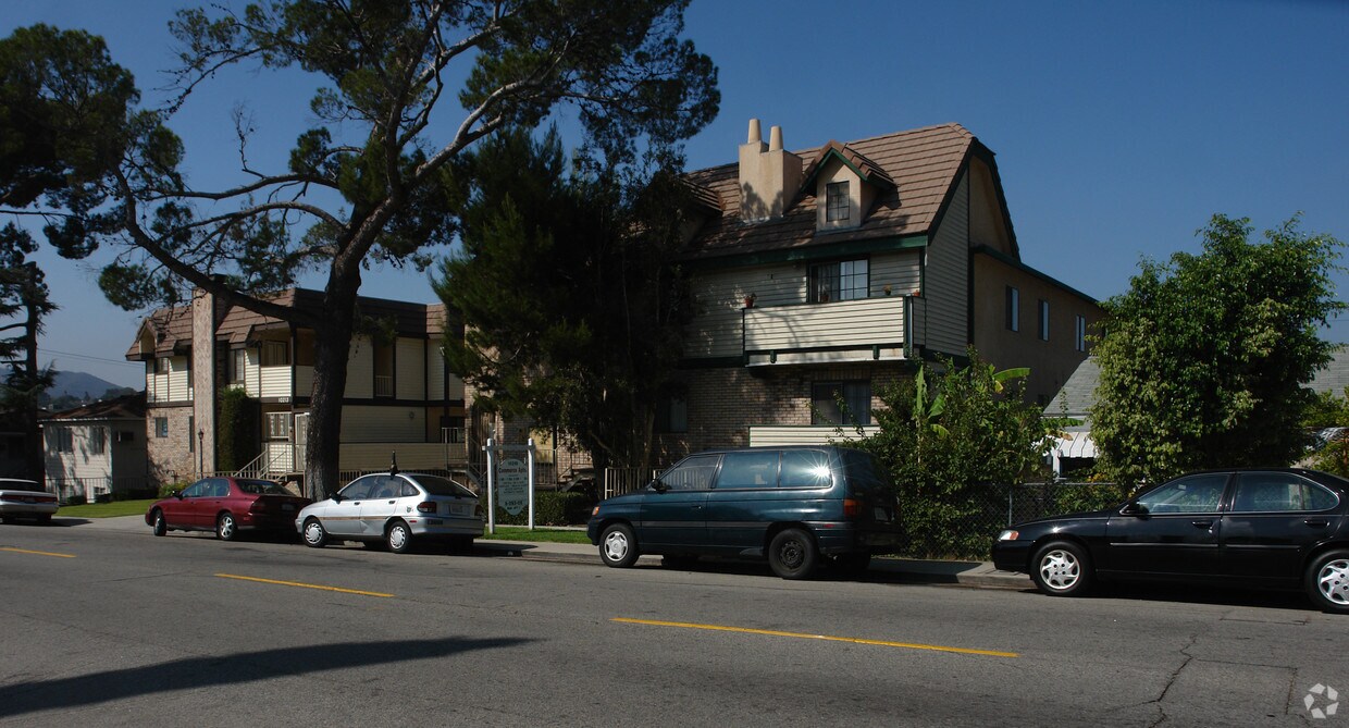 Building Photo - Commerce Apartments 2