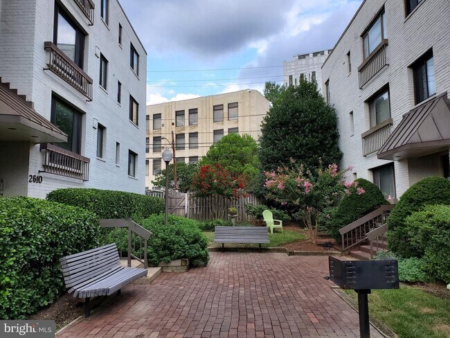 Foto del edificio - 2610 Tunlaw Rd NW