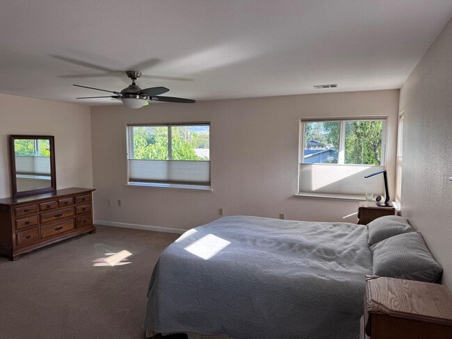 Building Photo - Spacious Upstairs Master Bedroom for Rent