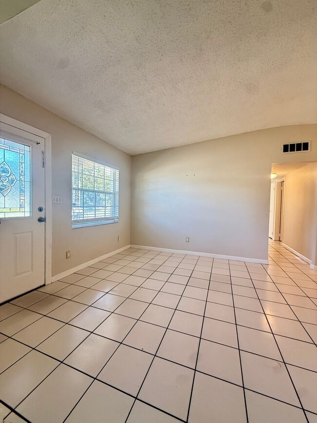 Building Photo - Altamonte Springs Gem! 3BR Home w/ Huge Screened Porch, Fenced Yard & Spacious Layout