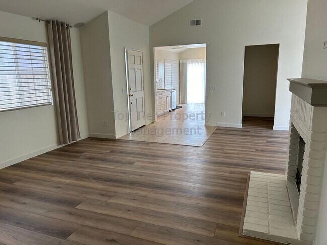 Foto del edificio - ***Single-story 2 bed / 2 bath / +Den Hous...