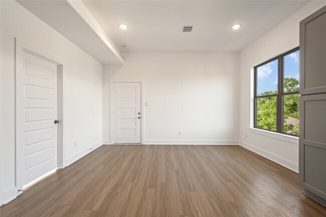 Building Photo - 5623 Eskridge St