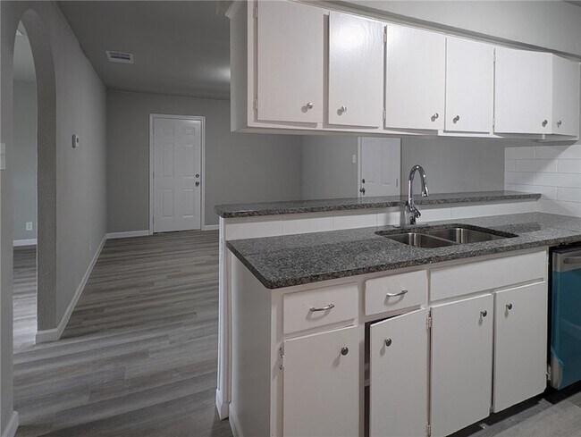 Foto del edificio - 3153 Baybrook Dr