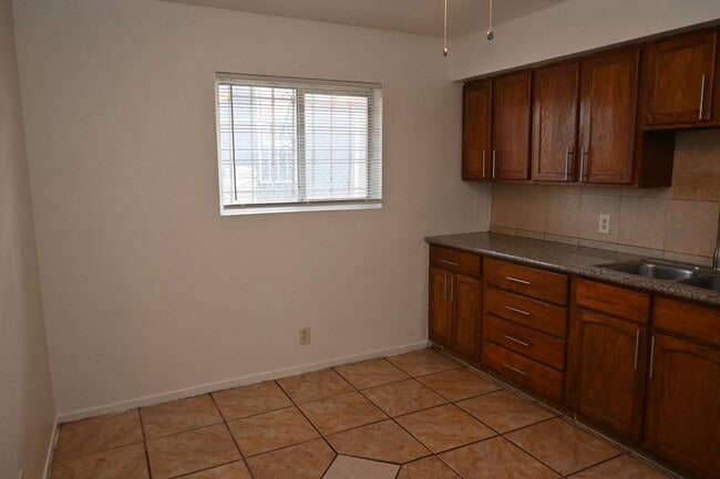 Building Photo - 2 Bedroom Apartment - Downtown Las Vegas -...