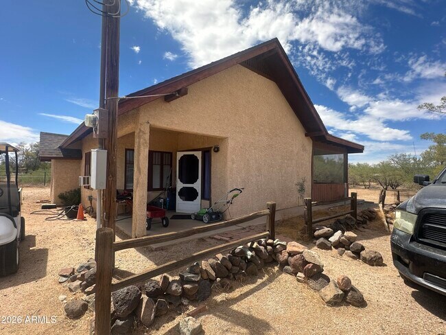 Foto del edificio - 1328 E Maddock Rd