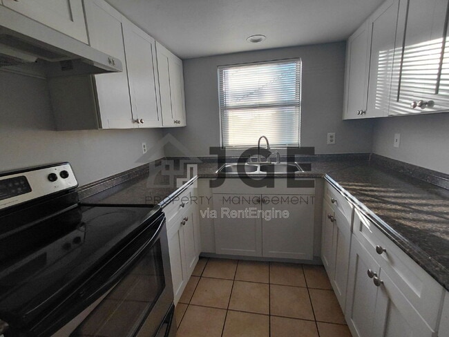 Building Photo - 724 Ne-11 Ter