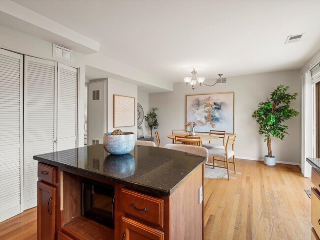 Foto del edificio - 9264 Mansfield Ave