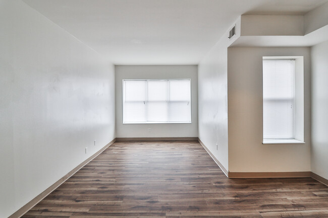 Building Photo - 5527 Pershing Ave
