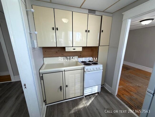 Building Photo - 9 Catell St