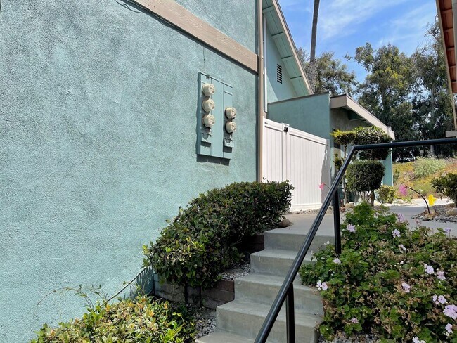 Building Photo - 2 Bedroom + 1.5 Bathroom Condo | Pierpont Beach | Ventura | Unfurnished