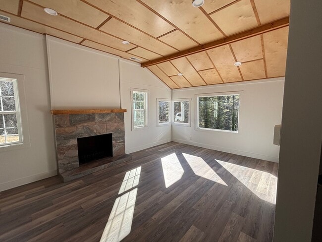 Building Photo - Beautiful 3/2 remodel on 3/4 of an acre