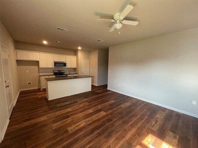Building Photo - 2813 Peony Dr