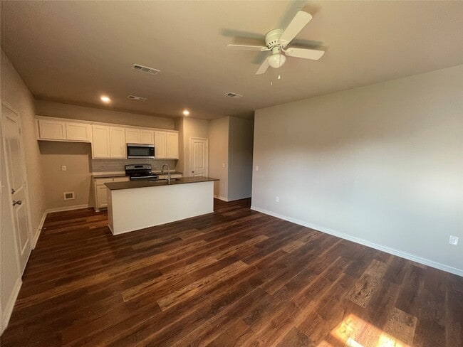 Building Photo - 2825 Peony Dr