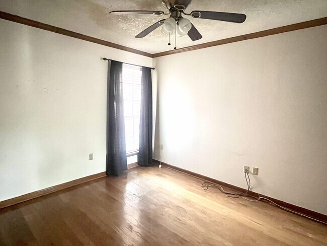 Foto del edificio - 5351 Sleepy Hollow Dr