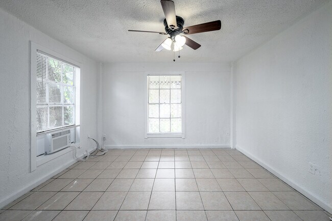 Building Photo - 1094 N Lakewood Ave