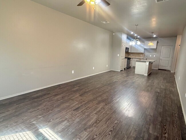 Foto del edificio - Beautiful 3 Bed 2 Bath Duplex in Surrey Hills!!